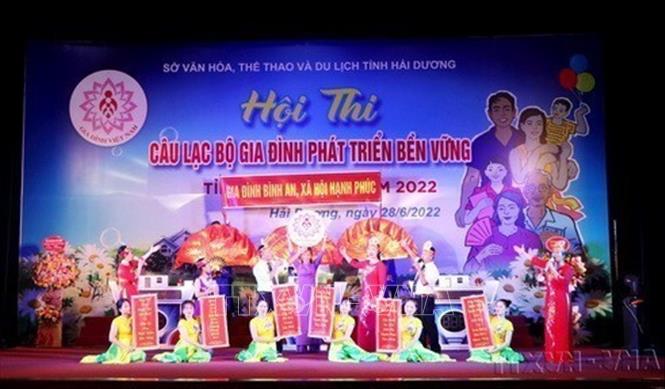 Phần thi chào hỏi tại Hội thi Câu lạc bộ gia đình phát triển bền vững tỉnh Hải Dương năm 2022, với chủ đề 