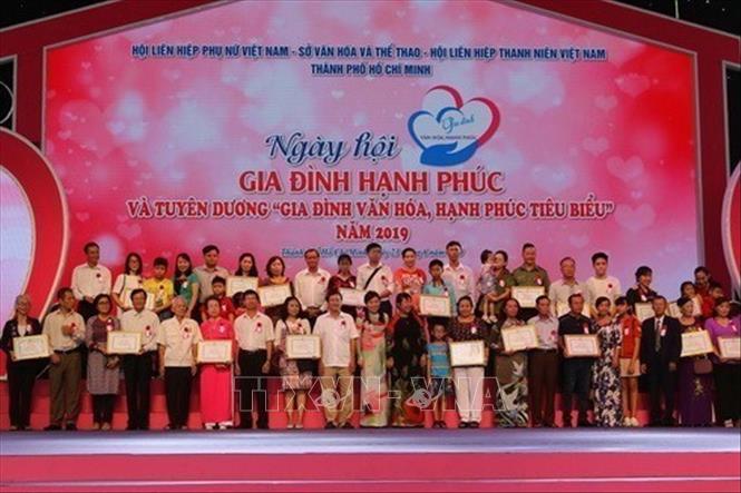 Trao tặng bằng khen cho các gia đình văn hóa, hạnh phúc tiêu biểu Thành phố Hồ Chí Minh năm 2019. Ảnh: Thanh Vũ - TTXVN