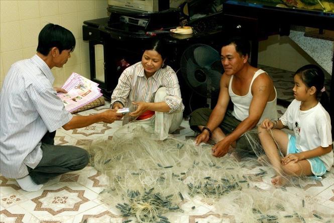 Cán bộ dân số tư vấn kế hoạch hóa gia đình cho một gia đình tại quận Thanh Khê, Đà Nẵng (2010). Ảnh: Dương Ngọc - TTXVN
