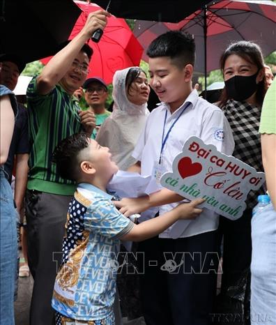 Em trai vui mừng đón anh bên ngoài điểm thi Trường THPT Trần Phú, quận Hoàn Kiếm, Hà Nội tại Kỳ thi tuyển sinh vào lớp 10 công lập không chuyên năm học 2024 - 2025. Ảnh: Thanh Tùng - TTXVN