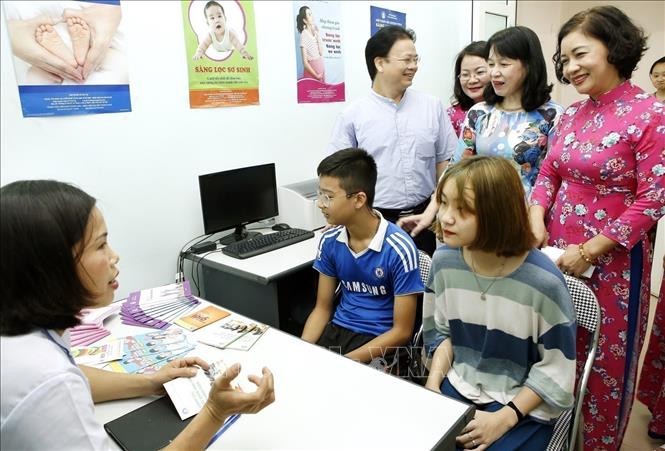 Hà Nội khai trương Điểm tư vấn chăm sóc sức khỏe sinh sản và cung cấp dịch vụ dân số/kế hoạch hóa gia đình cho vị thành niên, thanh niên. Ảnh: Dương Ngọc - TTXVN