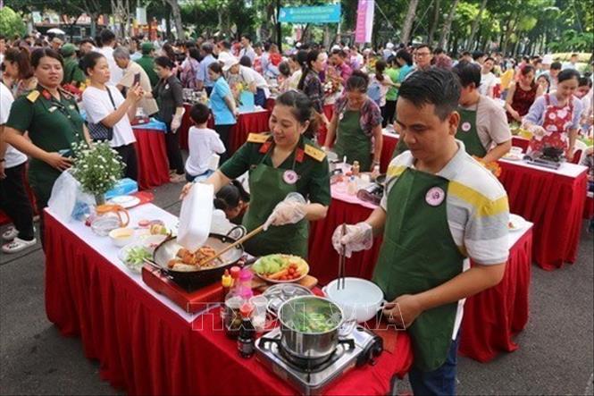 50 gia đình tham gia hội thi nấu ăn “Cả nhà vào bếp” trong Ngày hội gia đình hạnh phúc và tuyên dương gia đình văn hóa, hạnh phúc tiêu biểu TP Hồ Chí Minh năm 2019. Ảnh: Thanh Vũ - TTXVN