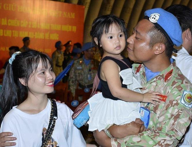 Niềm vui gặp lại người thân của các cán bộ, y, bác sĩ Bệnh viện dã chiến cấp 2 số 4 sau một năm thực hiện nhiệm kỳ công tác tại Phái bộ Gìn giữ hòa bình Liên hợp quốc tại Nam Sudan. Ảnh: Minh Đức - TTXVN