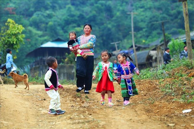 Trẻ em vùng cao được bố mẹ cho mặc quần áo đẹp vào mỗi dịp Tết Nguyên đán của dân tộc. Ảnh: Phan Tuấn Anh - TTXVN