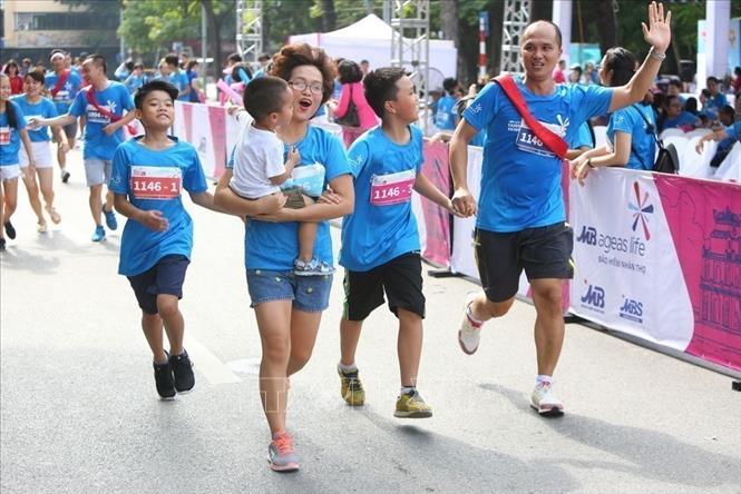 Niềm vui của các gia đình tham dự “Giải chạy Family Ekiden” khi về đích. Ảnh: Thành Đạt - TTXVN