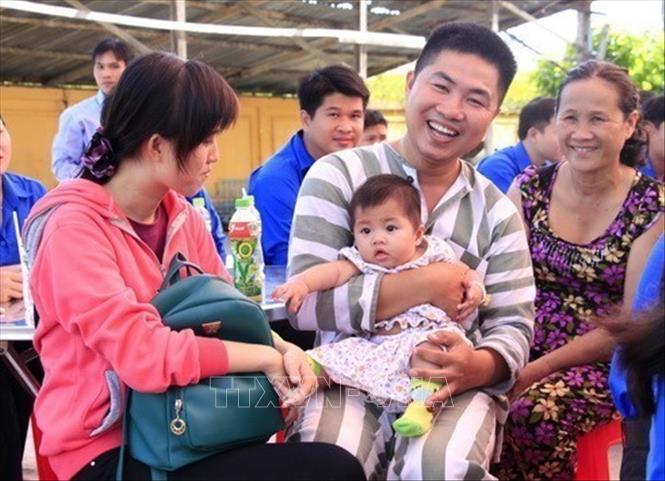 Niềm vui đoàn tụ của gia đình một phạm nhân trong chương trình giao lưu “Thắp sáng ước mơ thanh niên hoàn lương” ở Trại giam Công an tỉnh Vĩnh Long (6/2017). Ảnh: Lê Thúy Hằng - TTXVN