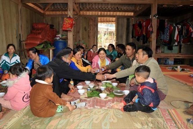 Các thế hệ trong gia đình người Mông ở huyện Bắc Yên, tỉnh Sơn La sum vầy trong mâm cơm ngày Tết. Ảnh: Hữu Quyết - TTXVN