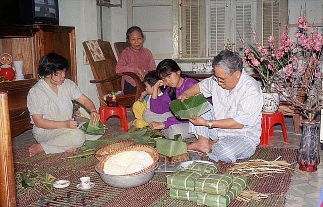 Một gia đình gói bánh chưng đón Tết Mậu Dần (1998). Ảnh: Trần Thiêm - TTXVN