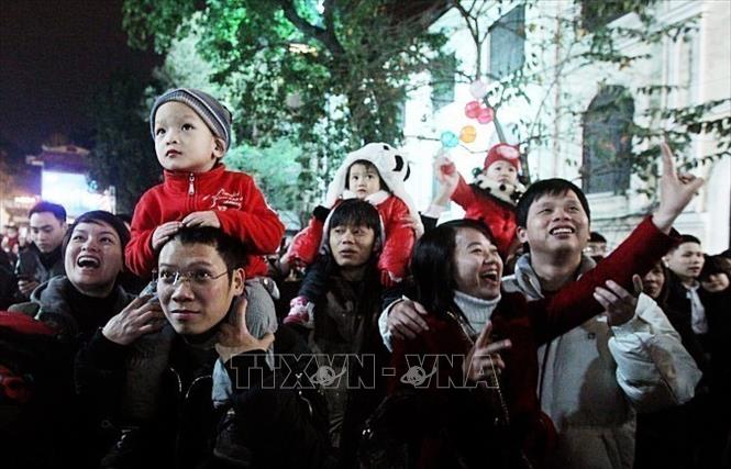 Các gia đình trẻ hân hoan đón chào Năm mới (Hà Nội, 2014). Ảnh: Quốc Khánh - TTXVN