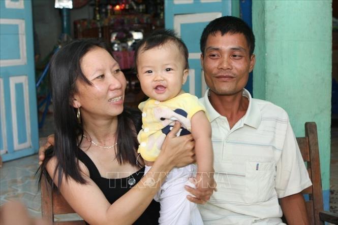 Gia đình anh Hồ Dương, chị Trương Thị Liền và bé Hồ Song Minh “Công dân tí hon” đầu tiên của huyện đảo Trường Sa (2010). Ảnh: Nhật Anh - TTXVN