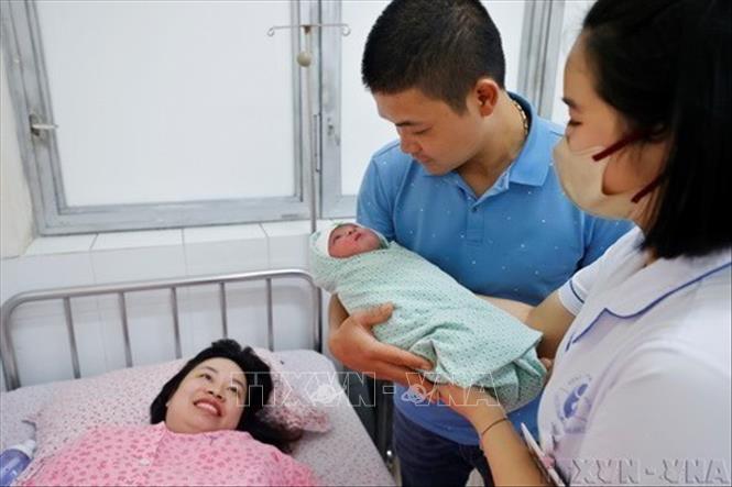 Niềm hạnh phúc của gia đình anh Hòa Quang Ninh (Hà Nam) khi đón con đầu lòng. Ảnh: Minh Quyết - TTXVN