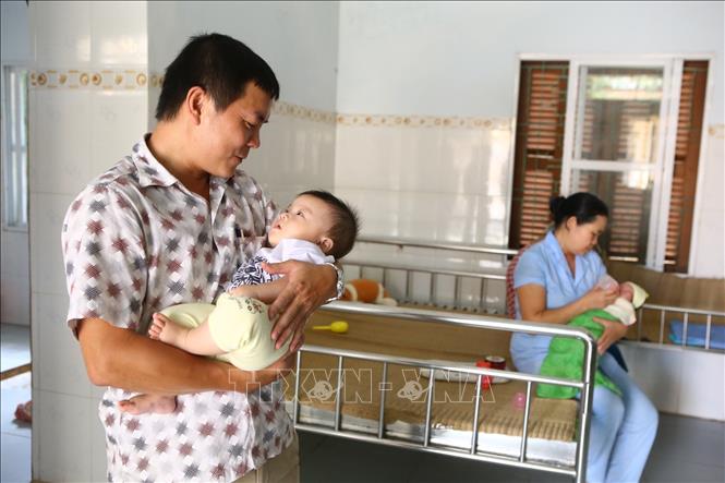 Chăm sóc trẻ em bị bỏ rơi tại Trung tâm Công tác xã hội tỉnh Hoà Bình. Ảnh: Minh Quyết - TTXVN