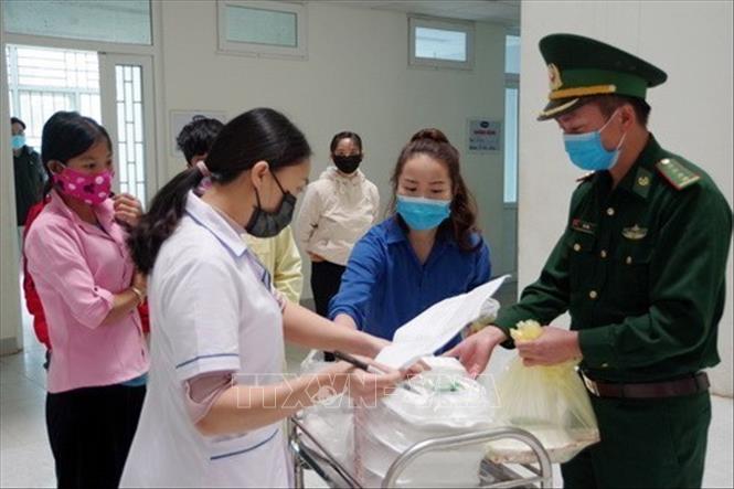 Gần một tuần, đều đặn ngày 2 lượt, Vợ chồng ảnh Cứ A Súa (Bí thư đoàn cơ sở cơ quan và trợ lý thanh niên của Bộ Chỉ huy Biên phòng tỉnh Lai Châu) ở bản Cư Nhà La (xã Sùng Phài, thành phố Lai Châu) hỗ trợ từ 170 - 200 suất cơm miễn phí cho bệnh nhân và người nhà bệnh nhân nghèo đang điều trị tại Bệnh viện Đa khoa Lai Châu gặp khó khăn trong đợt giãn cách xã hội phòng, chống COVID-19. Ảnh: Việt Hoàng - TTXVN