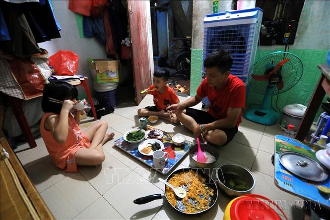 Bữa cơm tối của một gia đình công nhân tại khu nhà trọ trong khu công nghiệp thuộc Hà Nội. Ảnh: Tuấn Anh - TTXVN
