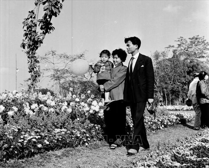 Gia đình công nhân Nhà máy Xe lửa Gia Lâm, Hà Nội vui chơi trong ngày Tết Nguyên đán Nhâm Dần (1962). Ảnh: Tư liệu TTXVN