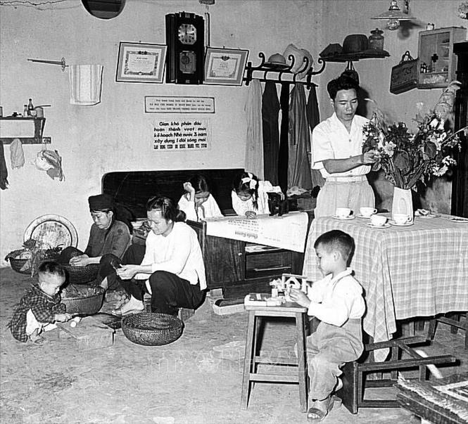 Gia đình công nhân Nhà máy đèn Yên Phụ, Hà Nội chuẩn bị đón Tết Nguyên đán Kỷ Hợi (1959). Ảnh: Tư liệu TTXVN