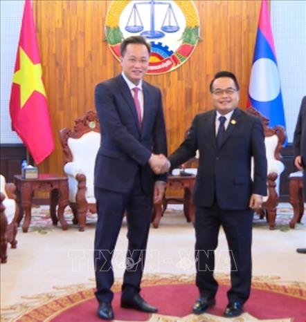 Tổng Kiểm toán nhà nước Việt Nam Nguyễn Hữu Nghĩa hội kiến Chủ tịch Cơ quan Kiểm toán nhà nước Lào Viengthavisone Thephachanh. Ảnh: Văn Phiên/PV TTXVN tại Lào