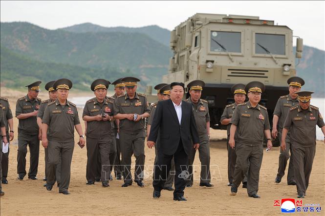 Nhà lãnh đạo Triều Tiên Kim Jong Un thị sát cuộc thử nghiệm một số hệ thống vũ khí mới ngày 25/6/2026. Ảnh: KCNA/TTXVN