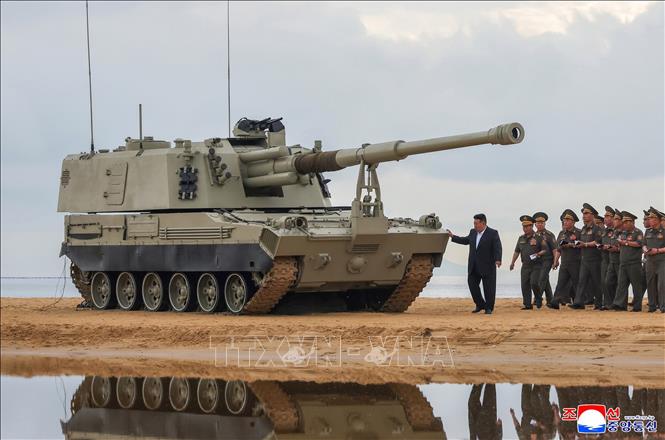 Nhà lãnh đạo Triều Tiên Kim Jong Un thị sát cuộc thử nghiệm một số hệ thống vũ khí mới ngày 25/6/2026. Ảnh: KCNA/TTXVN
