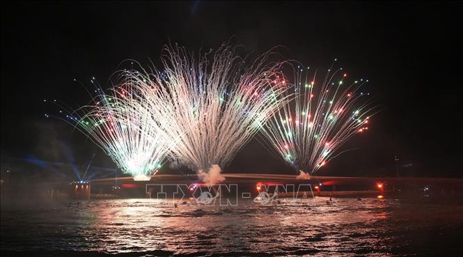Show diễn nghệ thuật bản giao hưởng đại dương tại khu vực Địa Trung Hải -Thị trấn Hoàng Hôn, đặc khu Phú Quốc (An Giang) phục vụ du khách. Ảnh: Lê Huy Hải - TTXVN