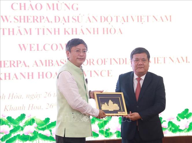 Bí thư Tỉnh ủy Khánh Hòa Trần Phong trao quà lưu niệm tặng Đại sứ Ấn Độ tại Việt Nam Tshering Wangchuk Sherpa. Ảnh: Xuân Triệu - TTXVN