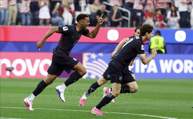 Hậu vệ Auston Trusty (trái) của đội tuyển Mỹ ăn mừng sau pha ghi bàn mở tỷ số ở phút thứ 3. Ảnh: THX/TTXVN