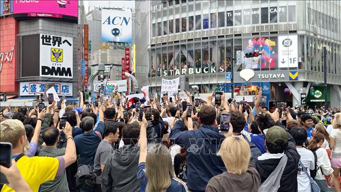 Ngã năm Shibuya nổi tiếng tại Tokyo ngập tràn cổ động viên bóng đá chung vui với đội nhà. Ảnh: Xuân Giao - PV TTXVN tại Nhật Bản