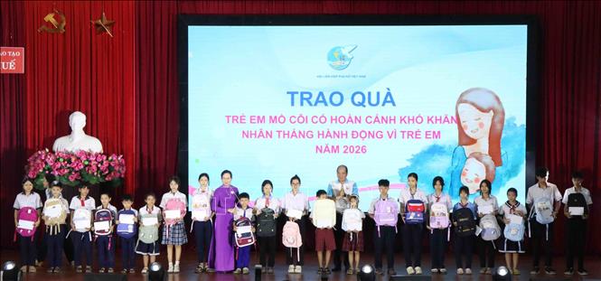 Trao quà cho trẻ em mồ côi có có hoàn cảnh khó khăn trên địa bàn thành phố Huế. Ảnh: Văn Dũng - TTXVN