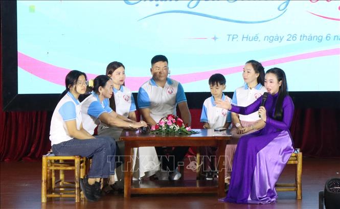 Giao lưu với các gia đình tiêu biểu. Ảnh: Văn Dũng - TTXVN