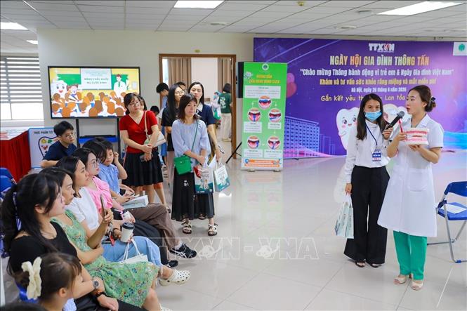 Khám và tư vấn sức khoẻ răng miệng tại chương trình. Ảnh: Khánh Hoà - TTXVN