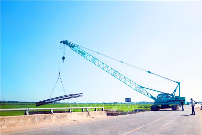 Các nhà thầu đã huy động máy móc, thiết bị công suất lớn cùng nhân lực tổ chức thi công đồng loạt tại nhiều vị trí trên tuyến. Ảnh: Tường Vi – TTXVN