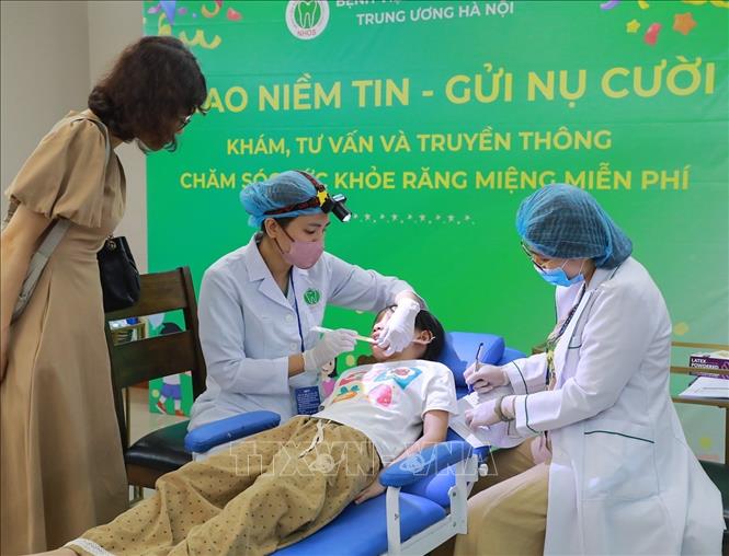 Khám và tư vấn sức khoẻ răng miệng tại chương trình. Ảnh: Khánh Hoà - TTXVN