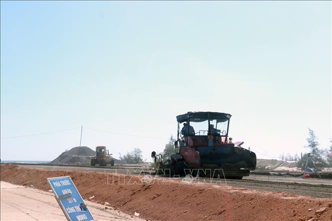 Đến nay, nhiều hạng mục như nền đường, cống thoát nước, cầu và các công trình phụ trợ đang được triển khai khẩn trương. Ảnh: Tường Vi – TTXVN