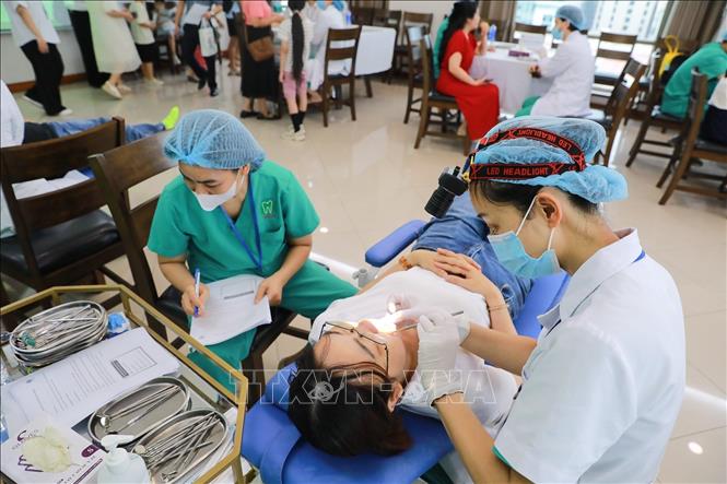 Khám và tư vấn sức khoẻ răng miệng tại chương trình. Ảnh: Khánh Hoà - TTXVN
