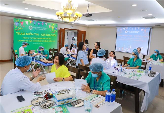 Khám và tư vấn sức khoẻ răng miệng tại chương trình. Ảnh: Khánh Hoà - TTXVN