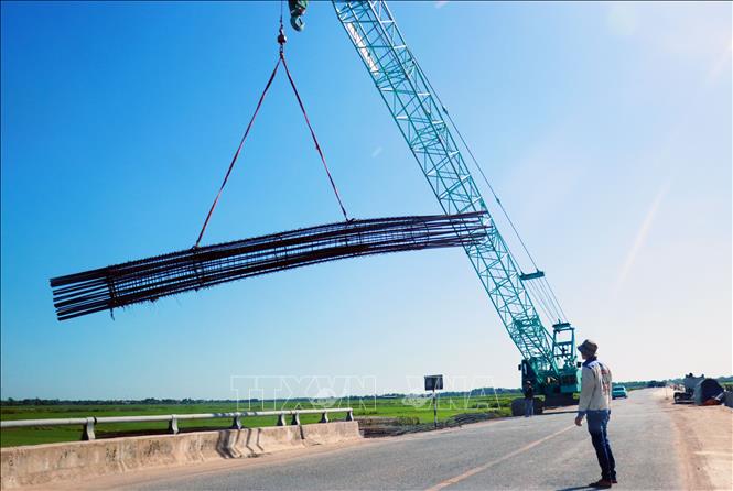 Các nhà thầu đã huy động máy móc, thiết bị công suất lớn cùng nhân lực tổ chức thi công đồng loạt tại nhiều vị trí trên tuyến. Ảnh: Tường Vi – TTXVN