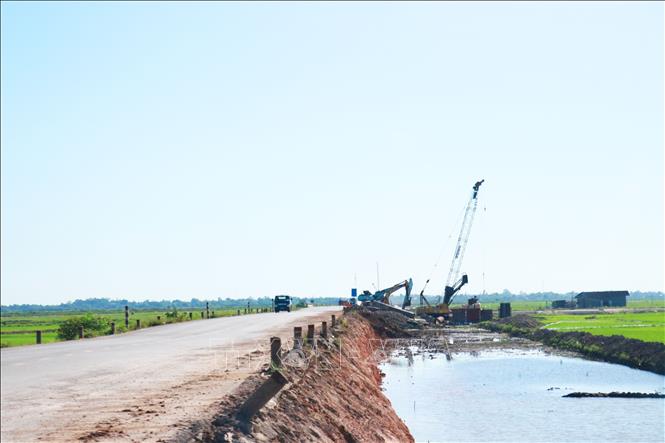 Hiện các đơn vị thi công đang tập trung đẩy nhanh tiến độ xây dựng và công tác giải phóng mặt bằng nhằm bảo đảm kế hoạch đề ra. Ảnh: Tường Vi – TTXVN