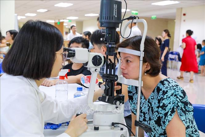 Khám và tư vấn mắt tại chương trình. Ảnh: Khánh Hoà - TTXVN