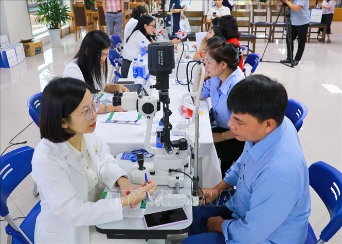 Khám và tư vấn mắt tại chương trình. Ảnh: Khánh Hoà - TTXVN