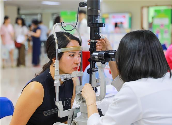 Khám và tư vấn mắt tại chương trình. Ảnh: Khánh Hoà - TTXVN