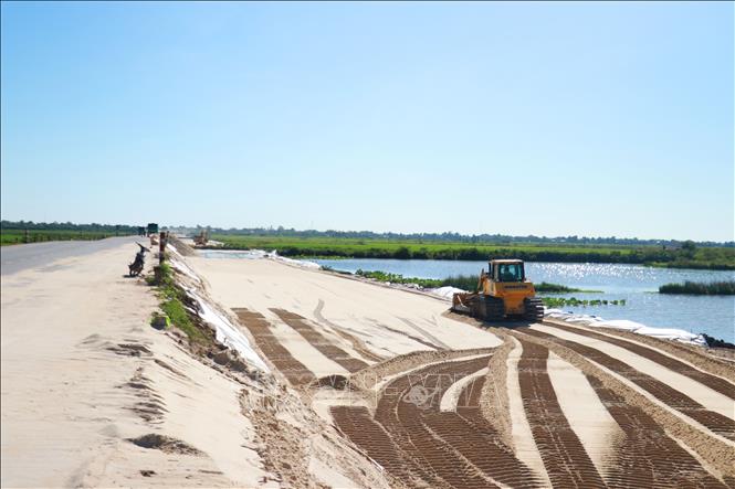 Các nhà thầu đã huy động máy móc, thiết bị công suất lớn cùng nhân lực tổ chức thi công đồng loạt tại nhiều vị trí trên tuyến. Ảnh: Tường Vi – TTXVN