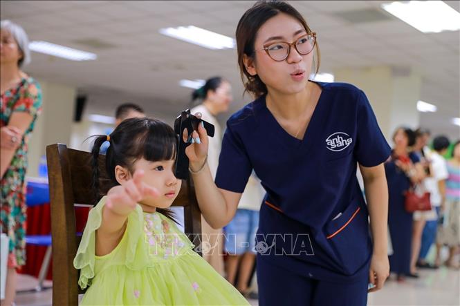 Khám và tư vấn mắt tại chương trình. Ảnh: Khánh Hoà - TTXVN