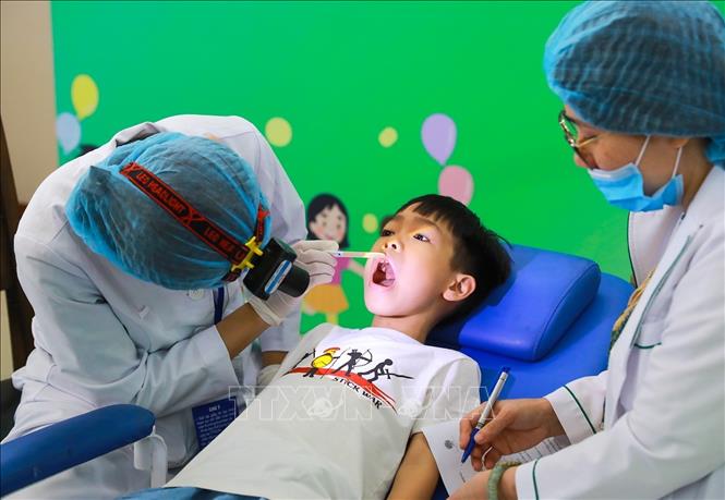 Khám và tư vấn sức khoẻ răng miệng tại chương trình. Ảnh: Khánh Hoà - TTXVN