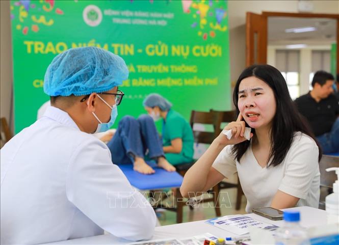 Khám và tư vấn sức khoẻ răng miệng tại chương trình. Ảnh: Khánh Hoà - TTXVN