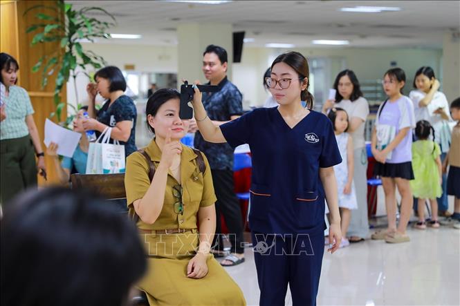 Khám và tư vấn mắt tại chương trình. Ảnh: Khánh Hoà - TTXVN