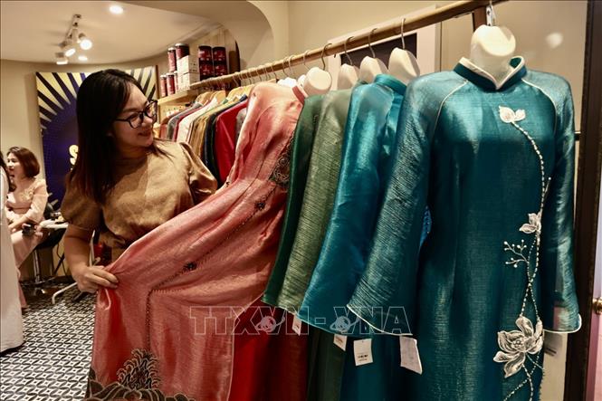 Gian trưng bày sản phẩm áo dài đến từ Huế. Ảnh: Trần Việt - TTXVN 