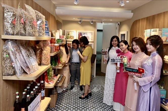 Khách tham quan mua sắm sản phẩm Huế. Ảnh: Trần Việt - TTXVN 