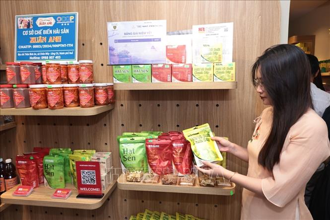 Gian trưng bày các sản phẩm nông sản chế biến đến từ Huế. Ảnh: Trần Việt - TTXVN 