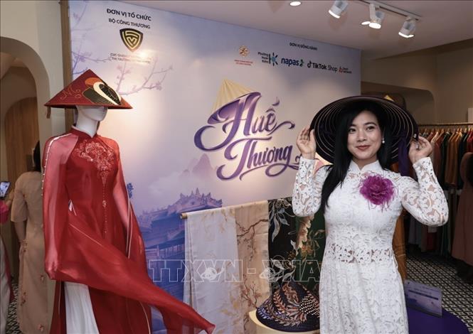 Gian trưng bày sản phẩm áo dài đến từ Huế. Ảnh: Trần Việt - TTXVN 