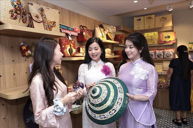 Giới thiệu sản phẩm thủ công đến từ Huế. Ảnh: Trần Việt - TTXVN 